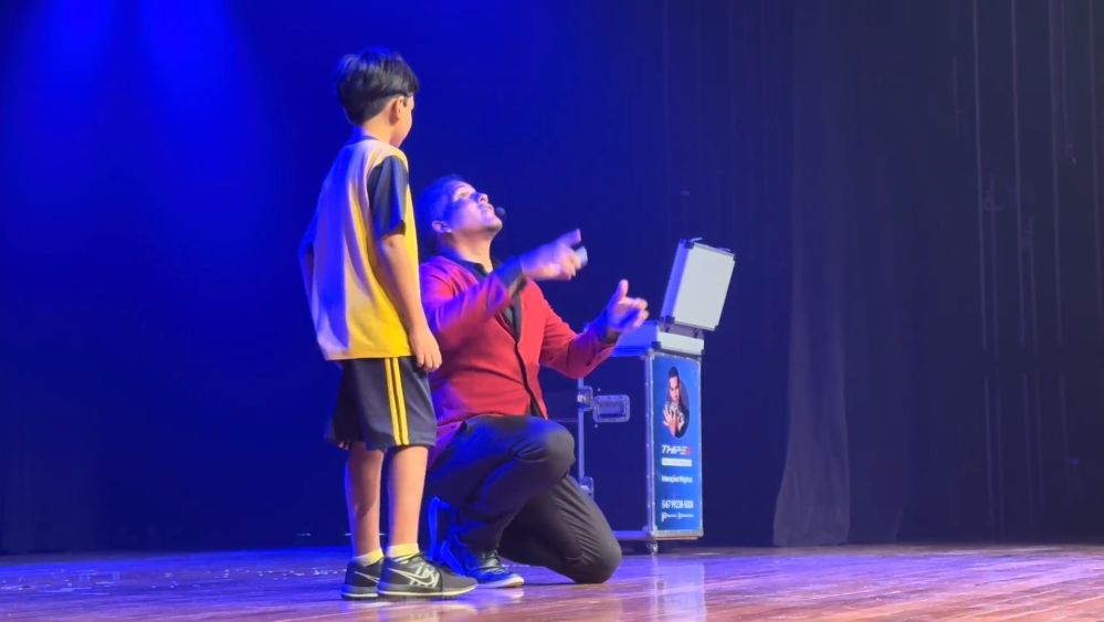 Mágico Thiper em cena no palco.
